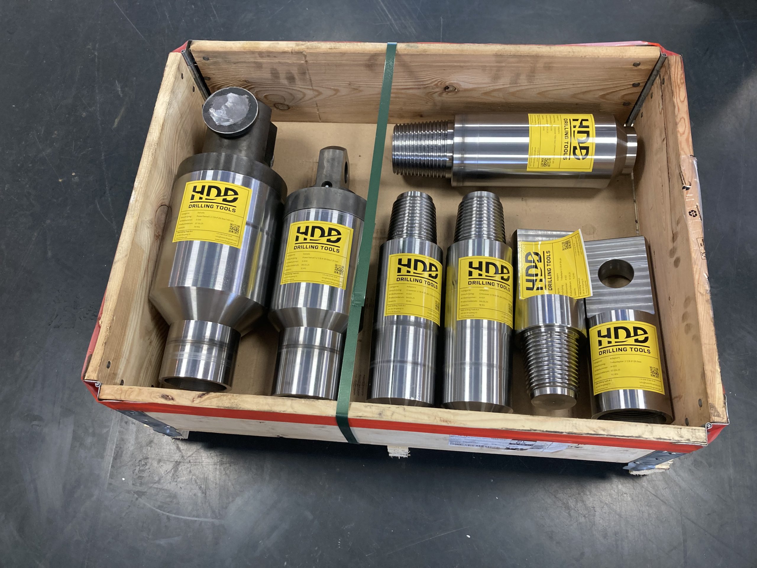 Adapters and swivels packed in a crate for Niks Infra B.V.'s HDD drilling order.